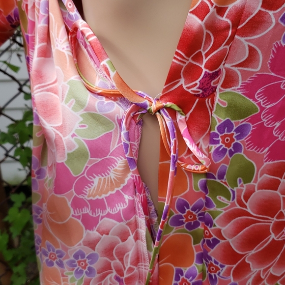 Large Cruz Floral Design Robe - Picture 3 of 5